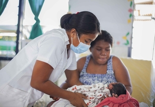 A health worker provides essential newborn care and family planning counselling to new mothers in Kiribati.