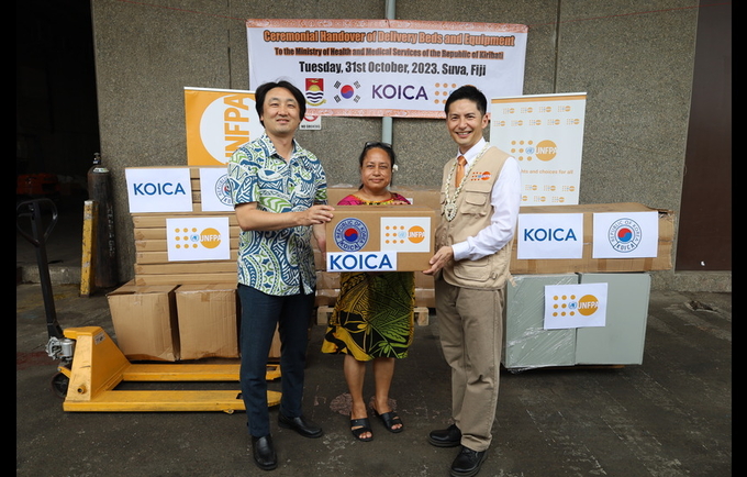 Mr. Iori Kato, UNFPA Director for the Pacific, together with Mr.  Kapchae Ra, Country Director of KOICA Fiji Office (left), hand